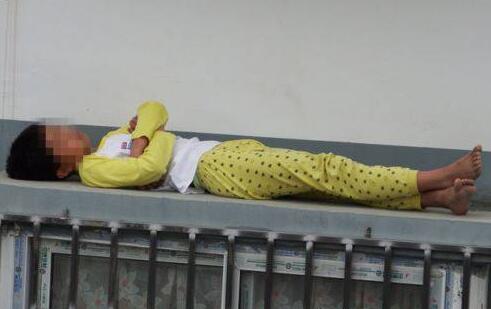 贵州12岁男孩睡5楼防盗网上  被家长训斥赌气爬出窗外