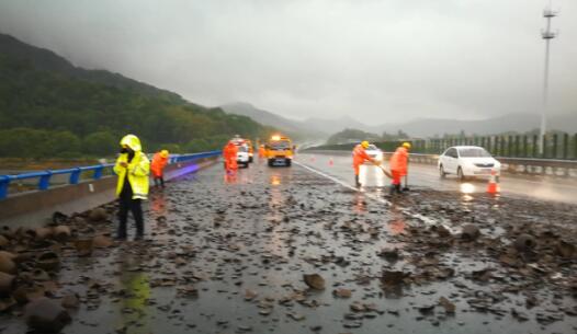 浙江一高速公路变大型“考古现场” 千余个酒坛遗撒路上