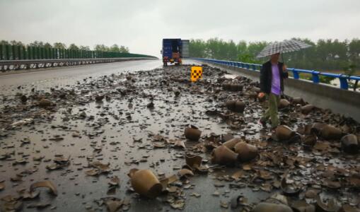 浙江一高速公路变大型“考古现场” 千余个酒坛遗撒路上