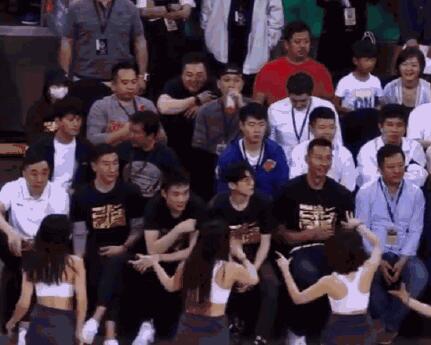 白敬亭不敢直视热舞辣妹遭调侃 白敬亭奶凶是什么梗？