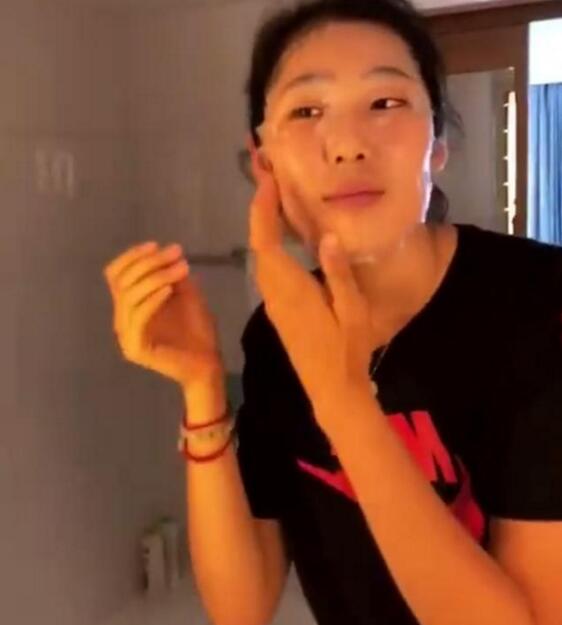 朱婷敷面膜 眯着嘴挤出“mian mo”两个字教给队友学中文