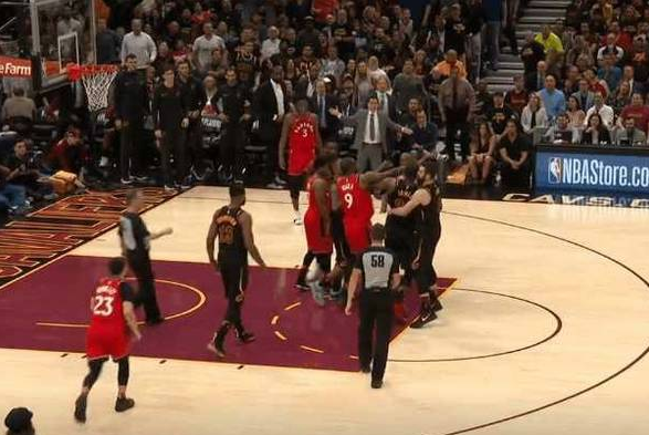 詹姆斯洛瑞冲突 都是贴身防守惹的祸 骑士大比分3-0领先