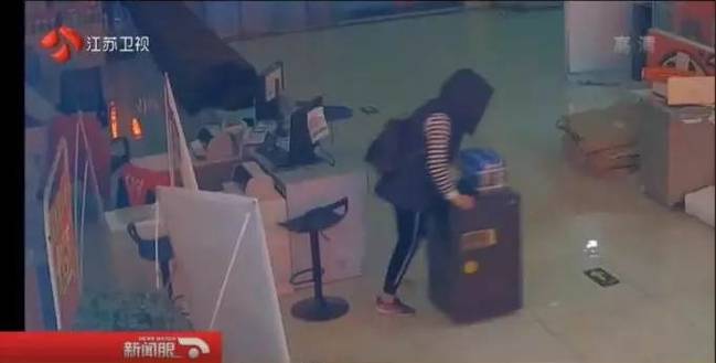 笑翻了！女子偷保险箱累瘫 实在体力不支了打了辆车扔掉保险箱