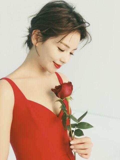 刘涛红裙展露娇媚大秀锁骨  网友直呼：今日份涛姐好娇媚啊！