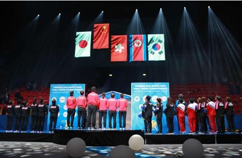 朝韩女乒合体摘铜 仰望韩国和朝鲜国旗并排升起