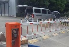 停车杆砸人倒地约3至5分钟没保安帮忙 家属索赔161万元