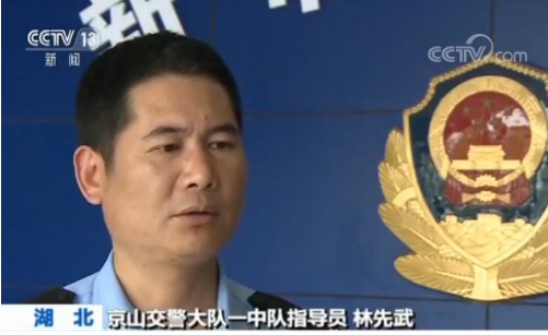 轿车冲向人行道 危急之时交警为救市民牺牲