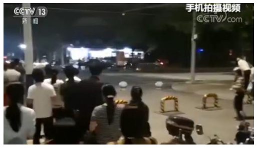 轿车冲向人行道 危急之时交警为救市民牺牲