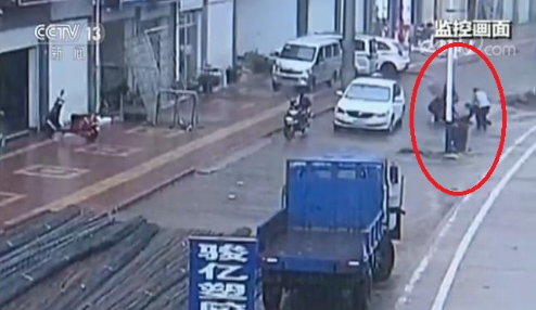 86秒紧急营救!11岁男孩跌入排水渠 热心市民齐力相救