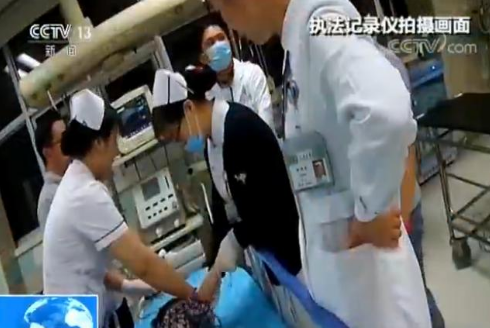 女童突然昏厥抽搐 民警警车开道救助送医