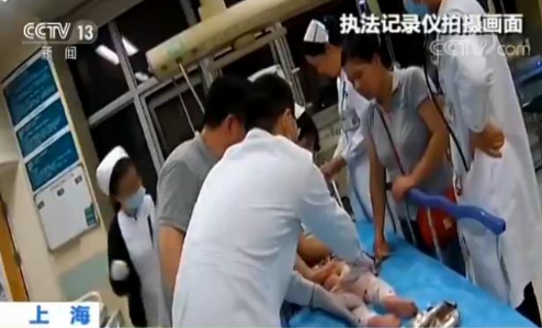 女童突然昏厥抽搐 民警警车开道救助送医