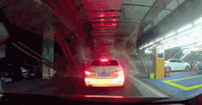 江苏万达管道掉落 一车2人被困 万达集团表示要彻查原因