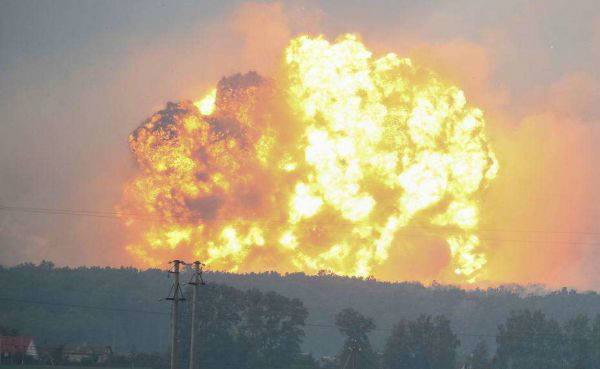 乌克兰军火库着火 10公里范围内被限制所有交通工具的运行