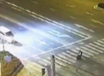 得不偿失！女子偷保险箱累瘫 民警却告诉他后备箱里只有这些东西！