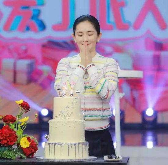 “太阳女神”谢娜创吉尼斯记录  何炅调侃：最棒的生日礼物