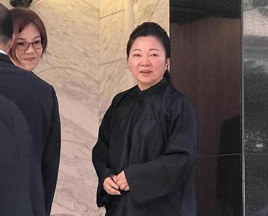 白冰冰送别母亲 每天吃素念佛还常常在灵堂前跟母亲说话