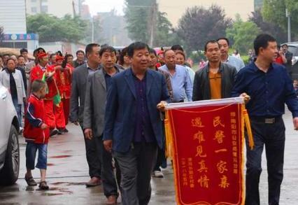 南阳一歹徒持刀疯狂连抢5人 民警果断开枪将其制伏