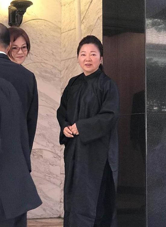白冰冰送别母亲 感叹： “母亲节快到了，可是妈妈却走了。”