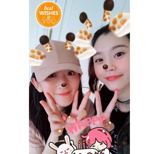 太阳女神永远18岁!奚梦瑶为谢娜庆生美翻了 比着剪刀手姐妹情深