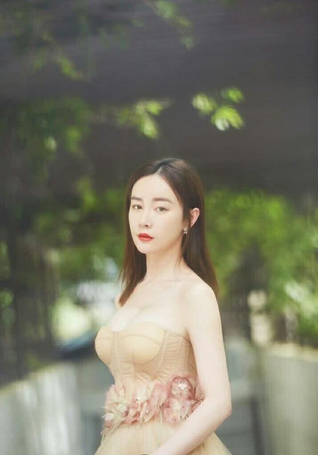 张檬回应整容直接开怼 礼服都裹不住张檬呼之欲出的胸