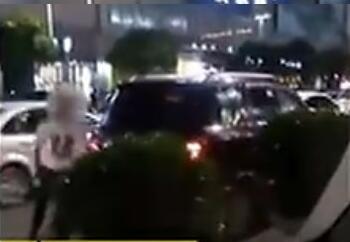 什么仇怨?司机拎刀威胁乘客 