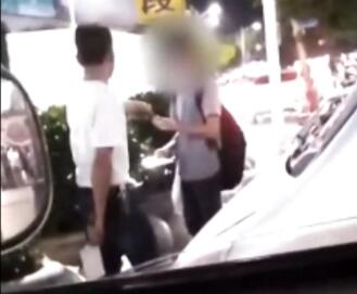 什么仇怨?司机拎刀威胁乘客 