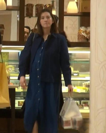 余文乐老婆巨肚：腿脚却麻利得很 下个月志明就要当爸爸了