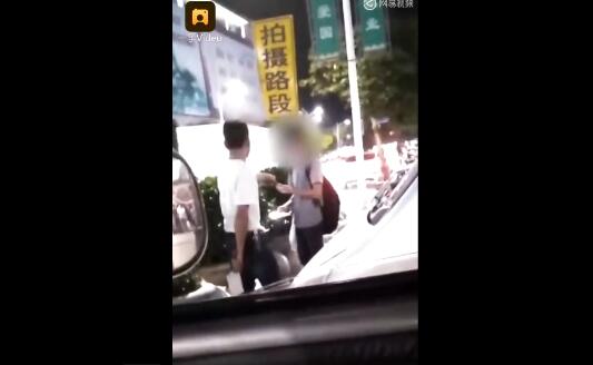 一言不合就霸刀！司机拎刀威胁乘客 胁迫乘客将差评删除