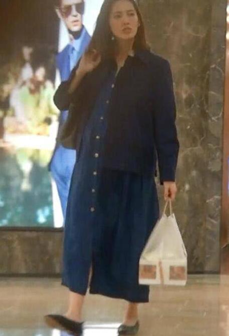 余文乐老婆挺巨肚外出买蛋糕 四肢依旧非常纤细引网友惊叹