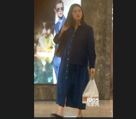 志明要当爸爸了 余文乐老婆挺着巨肚买蛋糕 预产期是下个月