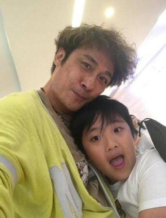 吴镇宇携儿子拍戏 双男主角让父子两人都占了 《费曼的夏天》真厉害
