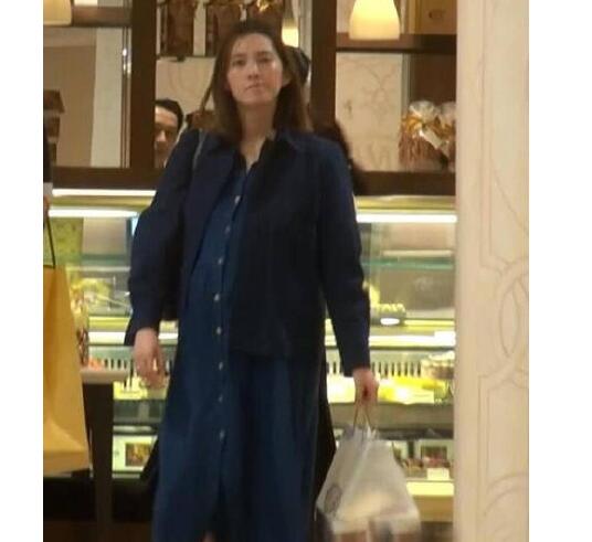 预产期下个月！余文乐老婆王棠云巨肚 一身蓝色搭配四肢依旧纤细