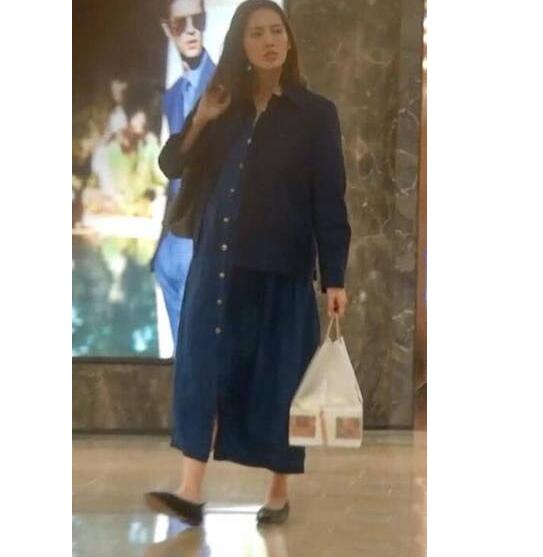 预产期下个月！余文乐老婆王棠云巨肚 一身蓝色搭配四肢依旧纤细