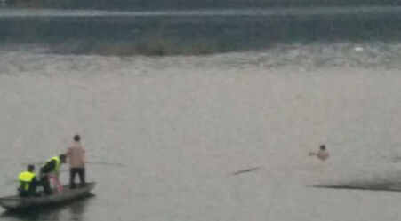 划船喂鱼落水身亡 池塘水位下降50厘米后遇难者尸体自动浮起