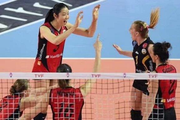 朱婷崴脚受伤球迷担心 短暂休息再上场带伤拿下7分