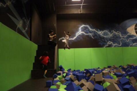 霸气十足!小花妹妹攀岩 