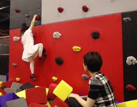 霸气十足!小花妹妹攀岩 