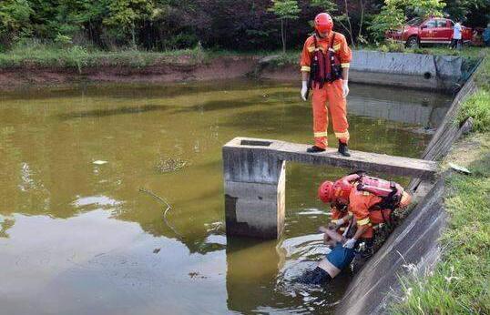 痛心！村民划船喂鱼落水身亡 救援人员施救无果后开闸放水