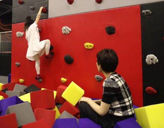 小花妹妹攀岩 mini版女汉子上演