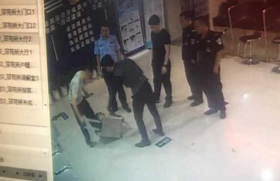 贫穷限制了我的格局！200万分手费嫌太少 女孩将一箱现金扔掉