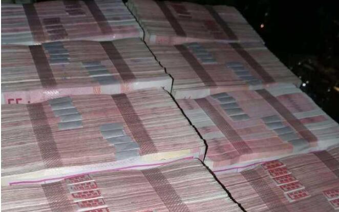 贫穷限制了我的格局！200万分手费嫌太少 女孩将一箱现金扔掉