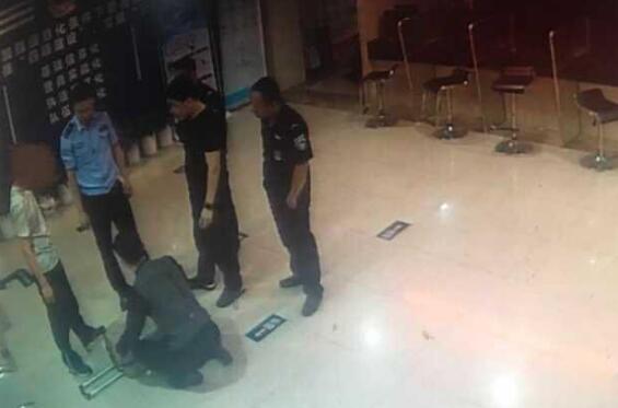 贫穷限制了我的格局！200万分手费嫌太少 女孩将一箱现金扔掉