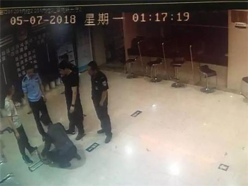 200万分手费太少？女孩留下整整一大箱子的百元大钞把人惊呆了