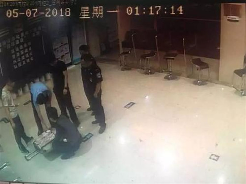 200万分手费太少？女孩留下整整一大箱子的百元大钞把人惊呆了