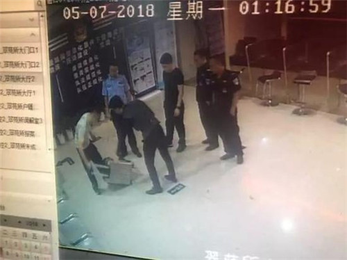200万分手费太少？女孩留下整整一大箱子的百元大钞把人惊呆了