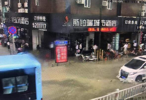 雨量惊人!厦门暴雨橙色预警 多地开启看湖、看海、看瀑布模式