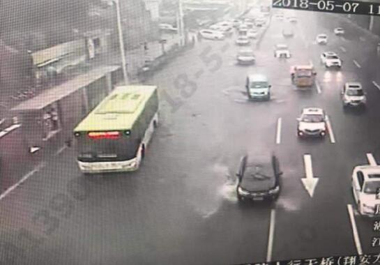 雨量惊人!厦门暴雨橙色预警 多地开启看湖、看海、看瀑布模式