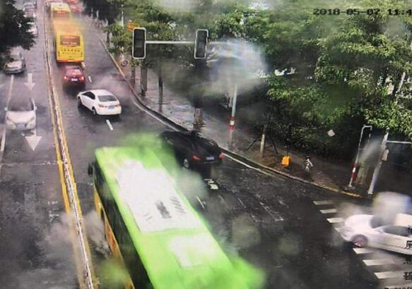 雨量惊人!厦门暴雨橙色预警 多地开启看湖、看海、看瀑布模式