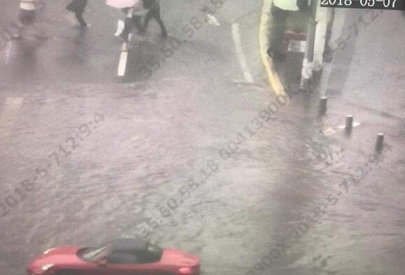 雨量惊人!厦门暴雨橙色预警 多地开启看湖、看海、看瀑布模式