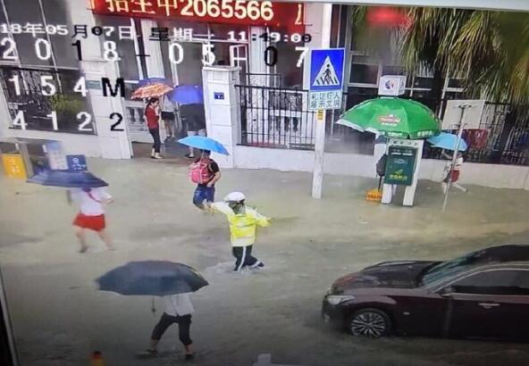 雨量惊人!厦门暴雨橙色预警 多地开启看湖、看海、看瀑布模式